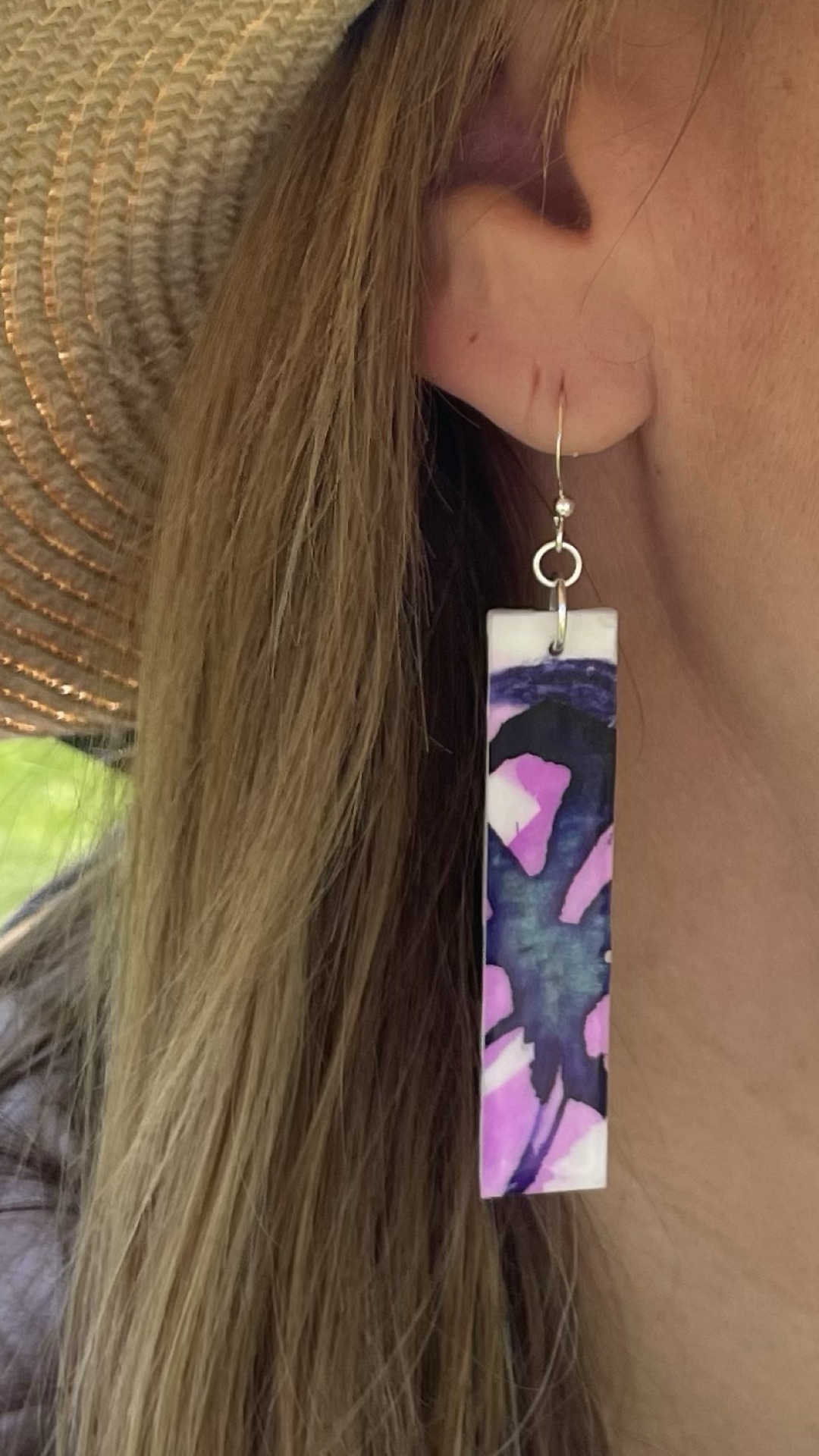 I do not wear hardly any jewelry, minus super fun earrings, truthfully I’d like to have a ring game on point, just need to find the right piece. All that to say, these earrings by @juliedeanhughes are so fun, super light and bring a smile to my face 💗
